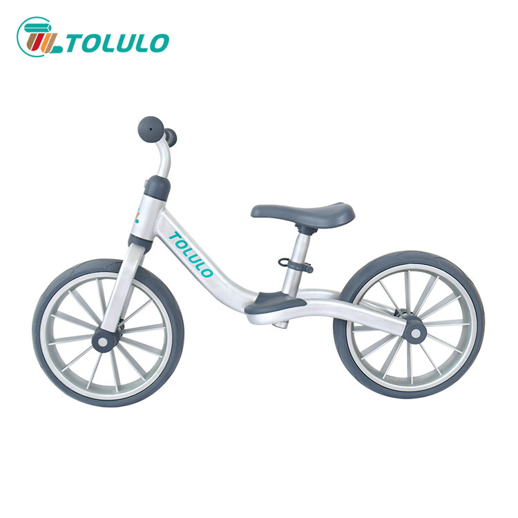 Tại sao cha mẹ thông minh mua xe đạp cân bằng cho con cái của họ?